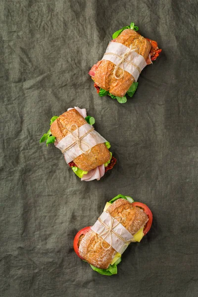 Frisches Brotsandwich mit Schinken, Salat und Tomaten — Stockfoto