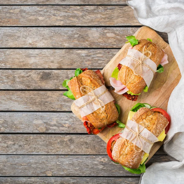 Kanapka ze świeżym chlebem z szynką, sałatą i pomidorami — Zdjęcie stockowe