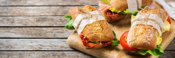 Frisches Brotsandwich mit Schinken, Salat und Tomaten — Stockfoto