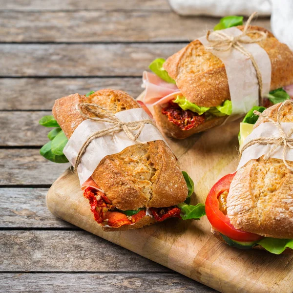 Fresh bread sandwich with ham, lettuce and tomato — Stock Photo, Image