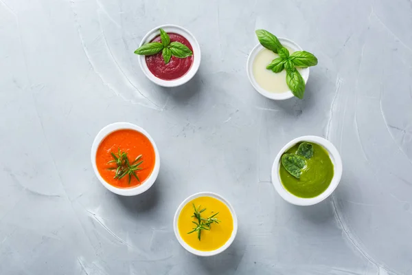 Conjunto de sopas cremosas de outono de outono sazonal em uma mesa — Fotografia de Stock