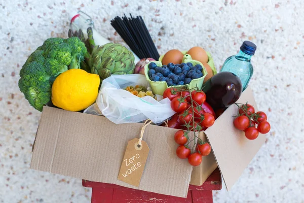 零浪费无塑料家庭送货服务 一盒可循环和可重复使用的食品 环保包装靠近客户的大门 网上订购单 可持续生活方式概念 — 图库照片