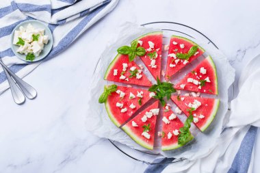 Sağlıklı beslenme, diyet ve beslenme, mevsimlik, yaz konsepti. Feta peynirli karpuz pizza ve masada şifalı otlar. Üst görünüm düz kopya alanı arkaplanı.