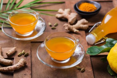 Sağlıklı bağışıklık sistemi güçlendirici, soğuk algınlığı ve grip ilacı. Zencefilli, zencefilli limonlu içecek, iltihaplı meyve suyu, sonbahar ve kış içeceği. Detoks, temiz yeme, diyet konsepti.