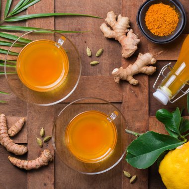 Sağlıklı bağışıklık sistemi güçlendirici, soğuk algınlığı ve grip ilacı. Zencefilli, zencefilli limonlu içecek, iltihaplı meyve suyu, sonbahar ve kış içeceği. Detoks, temiz yeme, diyet konsepti.