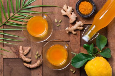 Sağlıklı bağışıklık sistemi güçlendirici, soğuk algınlığı ve grip ilacı. Zencefilli, zencefilli limonlu içecek, iltihaplı meyve suyu, sonbahar ve kış içeceği. Detoks, temiz yeme, diyet konsepti.