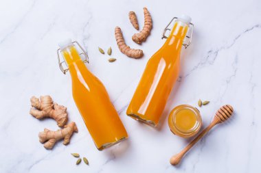 Sağlıklı bağışıklık sistemi güçlendirici, soğuk algınlığı ve grip ilacı. Zencefilli, zencefilli limonlu içecek, iltihaplı meyve suyu, sonbahar ve kış içeceği. Detoks, temiz yeme, diyet konsepti.