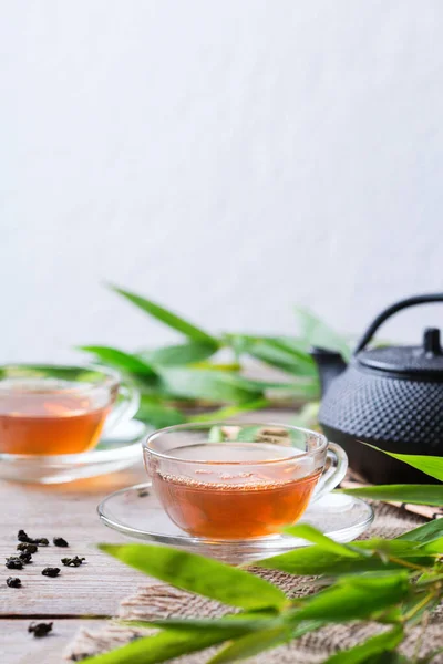 Xícara Chá Verde Quente Orgânico Uma Mesa Madeira Com Folhas — Fotografia de Stock