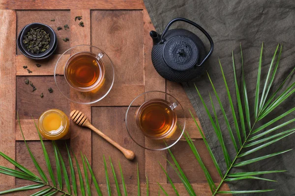 Taza Verde Caliente Orgánico Miel Una Mesa Madera Con Hojas — Foto de Stock