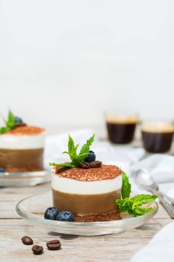 Ev yapımı mini kahve ve yaban mersinli ve nane yapraklı çikolatalı kek. 