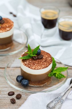 Ev yapımı mini kahve ve yaban mersinli ve nane yapraklı çikolatalı kek. 