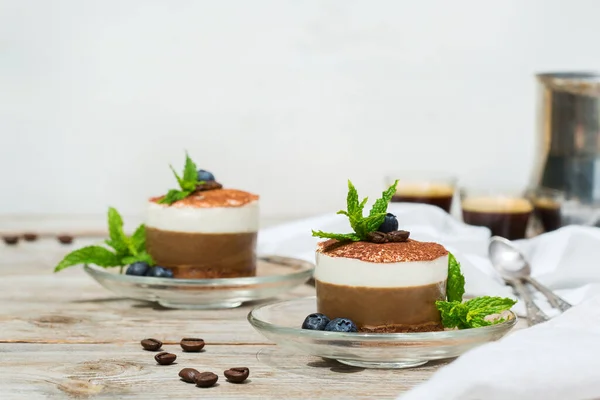 Pequeno Mini Café Caseiro Cheesecake Chocolate Com Mirtilos Folhas Hortelã — Fotografia de Stock