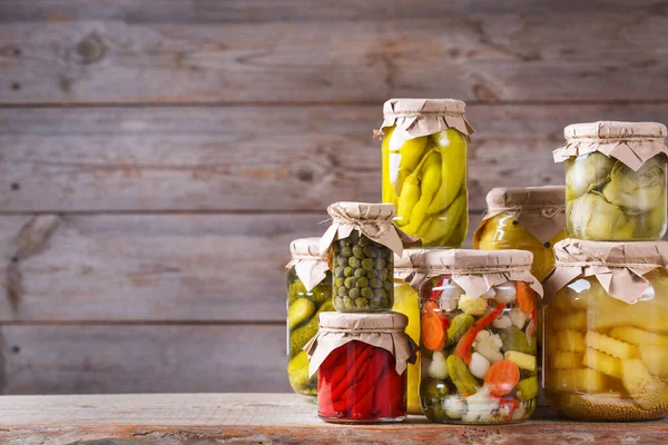 보존되고 식품이다 위에는 가지절인 야채와 양념을 집에서 항아리들이 있었다 집수리 — 스톡 사진
