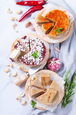 Süt içermeyen organik ürünler, cevizli çiğ peynir. Vejetaryen, vejetaryen, bitkisel gıda, beslenme ve diyet, sağlıklı beslenme konsepti. Üst görünüm düz arkaplan 