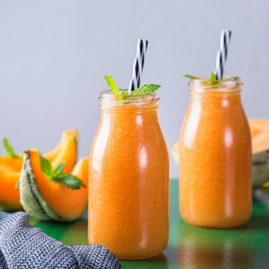 Sağlıklı beslenme, diyet ve beslenme, mevsimlik, yaz kahvaltısı konsepti. Mutfak masasında taze organik kavun püresi..