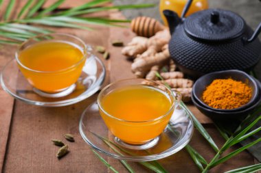 Sağlıklı bağışıklık sistemi güçlendirici, soğuk algınlığı ve grip ilacı. Zencefilli, zencefilli limonlu içecek, iltihaplı meyve suyu, sonbahar ve kış içeceği. Detoks, temiz yeme, diyet konsepti.