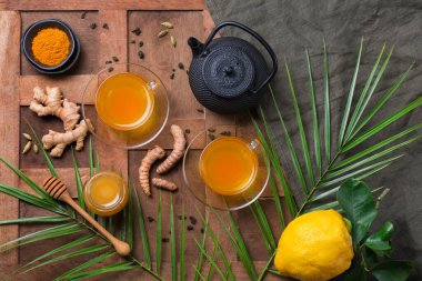 Sağlıklı bağışıklık sistemi güçlendirici, soğuk algınlığı ve grip ilacı. Zencefilli, zencefilli limonlu içecek, iltihaplı meyve suyu, sonbahar ve kış içeceği. Detoks, temiz yeme, diyet konsepti.