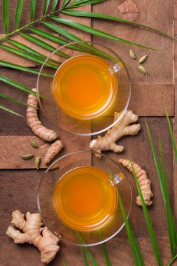 Sağlıklı bağışıklık sistemi güçlendirici, soğuk algınlığı ve grip ilacı. Zencefilli, zencefilli limonlu içecek, iltihaplı meyve suyu, sonbahar ve kış içeceği. Detoks, temiz yeme, diyet konsepti.