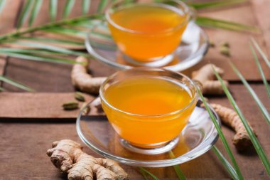 Sağlıklı bağışıklık sistemi güçlendirici, soğuk algınlığı ve grip ilacı. Zencefilli, zencefilli limonlu içecek, iltihaplı meyve suyu, sonbahar ve kış içeceği. Detoks, temiz yeme, diyet konsepti.