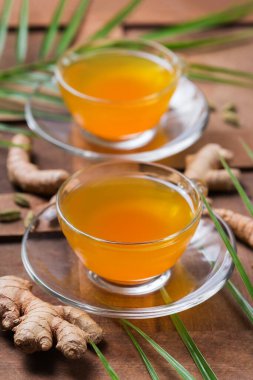 Sağlıklı bağışıklık sistemi güçlendirici, soğuk algınlığı ve grip ilacı. Zencefilli, zencefilli limonlu içecek, iltihaplı meyve suyu, sonbahar ve kış içeceği. Detoks, temiz yeme, diyet konsepti.