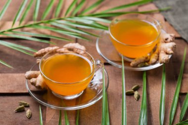 Sağlıklı bağışıklık sistemi güçlendirici, soğuk algınlığı ve grip ilacı. Zencefilli, zencefilli limonlu içecek, iltihaplı meyve suyu, sonbahar ve kış içeceği. Detoks, temiz yeme, diyet konsepti.