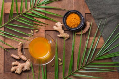 Sağlıklı bağışıklık sistemi güçlendirici, soğuk algınlığı ve grip ilacı. Zencefilli, zencefilli limonlu içecek, iltihaplı meyve suyu, sonbahar ve kış içeceği. Detoks, temiz yeme, diyet konsepti.