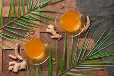 Sağlıklı bağışıklık sistemi güçlendirici, soğuk algınlığı ve grip ilacı. Zencefilli, zencefilli limonlu içecek, iltihaplı meyve suyu, sonbahar ve kış içeceği. Detoks, temiz yeme, diyet konsepti.