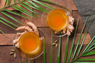 Sağlıklı bağışıklık sistemi güçlendirici, soğuk algınlığı ve grip ilacı. Zencefilli, zencefilli limonlu içecek, iltihaplı meyve suyu, sonbahar ve kış içeceği. Detoks, temiz yeme, diyet konsepti.