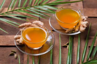 Sağlıklı bağışıklık sistemi güçlendirici, soğuk algınlığı ve grip ilacı. Zencefilli, zencefilli limonlu içecek, iltihaplı meyve suyu, sonbahar ve kış içeceği. Detoks, temiz yeme, diyet konsepti.