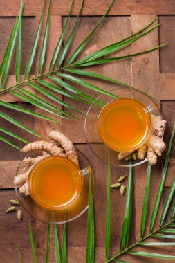 Sağlıklı bağışıklık sistemi güçlendirici, soğuk algınlığı ve grip ilacı. Zencefilli, zencefilli limonlu içecek, iltihaplı meyve suyu, sonbahar ve kış içeceği. Detoks, temiz yeme, diyet konsepti.