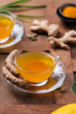 Sağlıklı bağışıklık sistemi güçlendirici, soğuk algınlığı ve grip ilacı. Zencefilli, zencefilli limonlu içecek, iltihaplı meyve suyu, sonbahar ve kış içeceği. Detoks, temiz yeme, diyet konsepti.