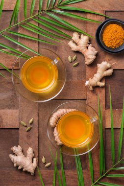 Sağlıklı bağışıklık sistemi güçlendirici, soğuk algınlığı ve grip ilacı. Zencefilli, zencefilli limonlu içecek, iltihaplı meyve suyu, sonbahar ve kış içeceği. Detoks, temiz yeme, diyet konsepti.