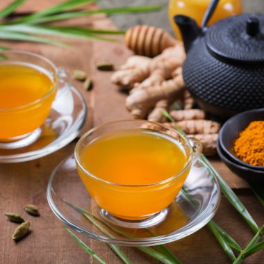 Sağlıklı bağışıklık sistemi güçlendirici, soğuk algınlığı ve grip ilacı. Zencefilli, zencefilli limonlu içecek, iltihaplı meyve suyu, sonbahar ve kış içeceği. Detoks, temiz yeme, diyet konsepti.