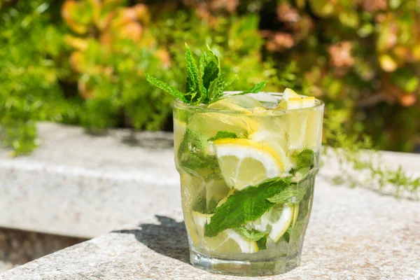 Klassischer Cocktail Mojito Mit Rum Zitrone Minze Und Eis Auf — Stockfoto