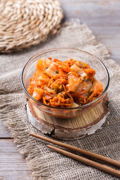 Zelfgemaakte Biologische Traditionele Koreaanse Kimchi Koolsalade Met Eetstokjes Een Houten — Stockfoto