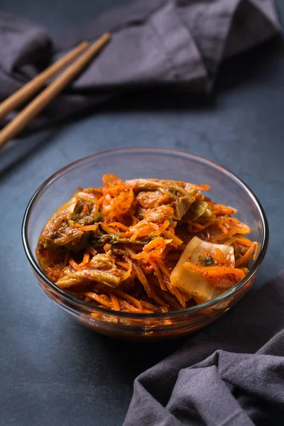 Hemgjord Ekologisk Traditionell Koreansk Kimchi Kålsallad Med Ätpinnar Ett Mörkt — Stockfoto