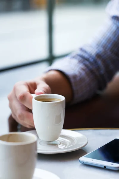 Jovem Empresário Bem Sucedido Sentado Café Bebendo Café Manhã Usando — Fotografia de Stock