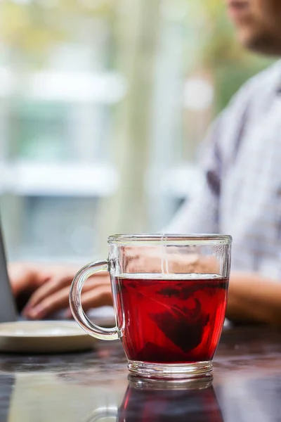 年轻的成功商人坐在咖啡店里 喝着健康的红茶 在笔记本电脑上工作 自然光下的生活风格构图 — 图库照片