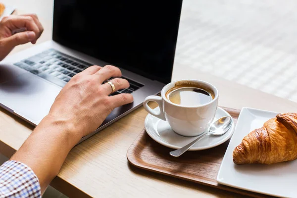 Young Man Freelancer Sitting Cafe Drinking Coffee Working Laptop Lifestyle — Stock Photo, Image