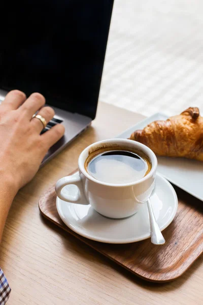 Young Man Freelancer Sitting Cafe Drinking Coffee Working Laptop Lifestyle — Stock Photo, Image