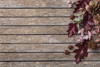 Dekoratif kuru yapraklı yaratıcı sonbahar şükran günü kompozisyonu. Düz uzanış, üst manzara, kopyalama alanı, tebrik kartı için yaşam ahşap arka plan. Çiçeksel, botanik konsept.