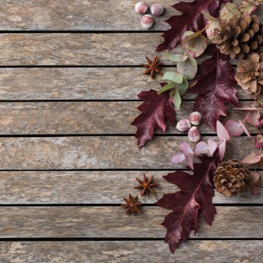 Dekoratif kuru yapraklı yaratıcı sonbahar şükran günü kompozisyonu. Düz uzanış, üst manzara, kopyalama alanı, tebrik kartı için yaşam ahşap arka plan. Çiçeksel, botanik konsept.