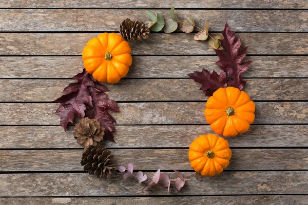 有创意的秋天感恩节作文与装饰干枯的叶子 顶视图 复制空间 静物木制背景的贺卡 植物的 植物的概念 — 图库照片