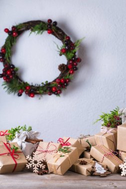 Yaratıcı sıfır noel konsepti. El yapımı çevre dostu ambalaj kağıdı ve geleneksel Japon tarzı furoshiki kumaş paketleme hediye kutuları..
