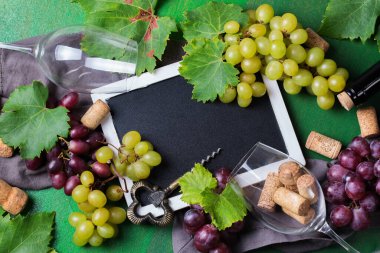 Yiyecek ve içecek, sonbahar hasat konsepti. Şarap tatma, içki içme, sembollü davetiye, üzüm asması, şişe, bardak, tirbuşon. Boşluk arkaplanı kopyala