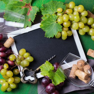 Yiyecek ve içecek, sonbahar hasat konsepti. Şarap tatma, içki içme, sembollü davetiye, üzüm asması, şişe, bardak, tirbuşon. Boşluk arkaplanı kopyala