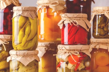 Korunmuş ve mayalanmış yiyecekler. Ev yapımı kavanozlar çeşitli salamura ve marine edilmiş sebzeler ahşap bir masada meyve kompostosu. Oda servisi, ev ekonomisi, hasat koruma. Ayarlanmış