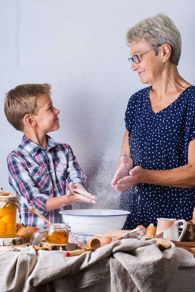 幸せなシニア成熟した女性 祖母と若い男の子 孫料理 練り生地 ベーキングパイ ケーキ クッキー 居心地の良いキッチンで家族の時間 自宅での秋の活動 — ストック写真