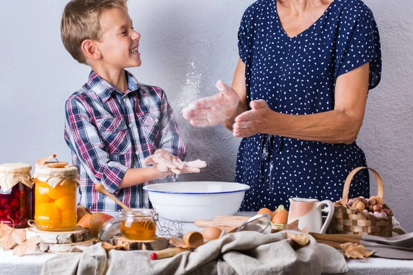幸せなシニア成熟した女性 祖母と若い男の子 孫料理 練り生地 ベーキングパイ ケーキ クッキー 居心地の良いキッチンで家族の時間 自宅での秋の活動 — ストック写真