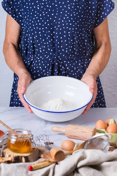 Mutlu Yetişkin Kadın Büyükannem Yemek Pişiriyor Hamur Yoğuruyor Turta Pişiriyor — Stok fotoğraf